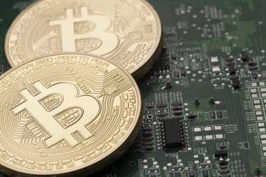 Bir devre kartı arka plan üzerinde altın Bitcoin sanal para birimi
