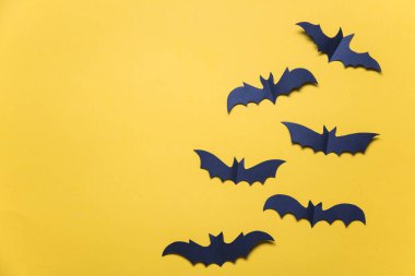 Turuncu bir arka plan üzerinde Halloween kağıt vampir yarasa süslemeleri.