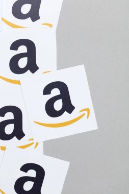 Amazon logosu kağıda basılmış. Amazon en büyük online ret olduğunu