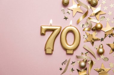 Yıldız ve ışıltılı arka plan üzerinde Numara 70 altın kutlama mum