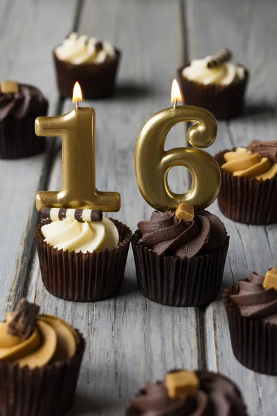 Nummer 16 Feier Geburtstag Cupcakes auf einem hölzernen Hintergrund — Stockfoto