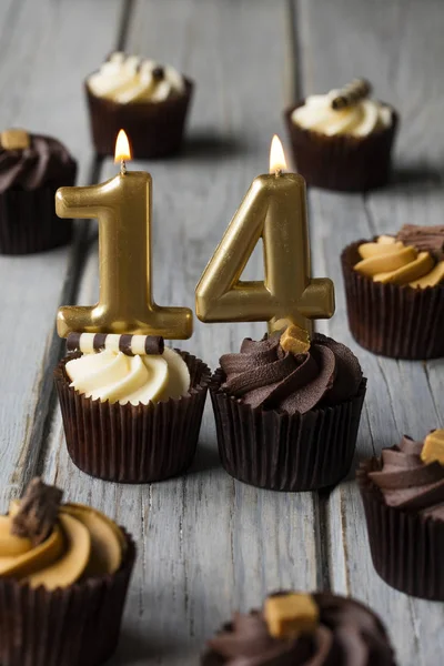 Zahl 14 Feier Geburtstag Cupcakes auf einem hölzernen Hintergrund — Stockfoto