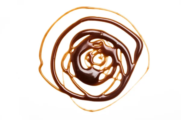 Sauce au caramel au chocolat tourbillonnant sur fond blanc uni — Photo