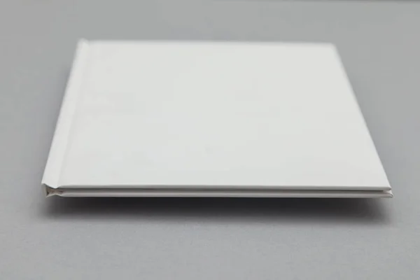 ハードバックブックカバーモックアップ。灰色の背景に白い本 — ストック写真