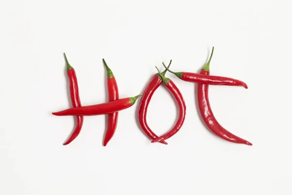 Красный перец чили устроен так, чтобы слово "горячий" — стоковое фото