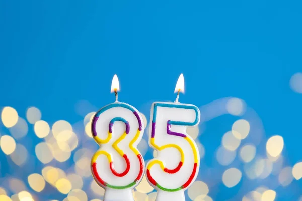 Číslo 35 narozeninová svíčka proti jasném osvětlení a — Stock fotografie