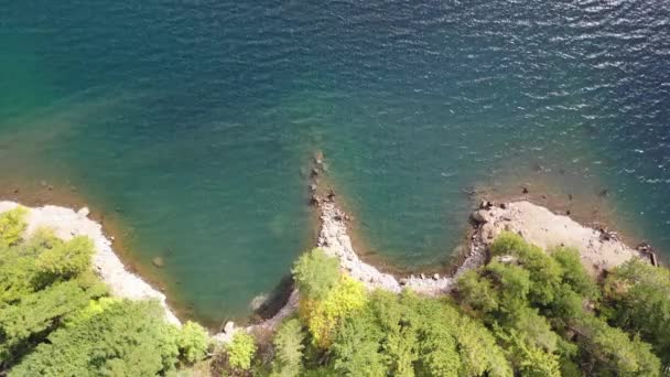 Gündüz Denizde Dalgalar Ile Kayalık Plaj Yükseltilmiş Görünümü — Stok video