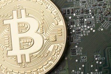 Bir devre kartı arka plan üzerinde altın Bitcoin sanal para birimi