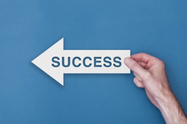 Başarı ok yönü mavi bir arka plan üzerinde düzenlenen