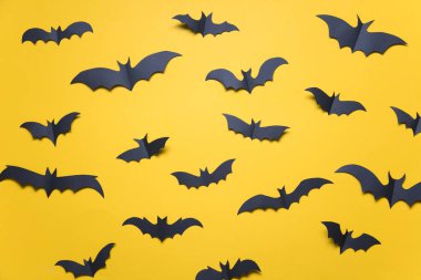 Turuncu bir arka plan üzerinde Halloween kağıt vampir yarasa süslemeleri.