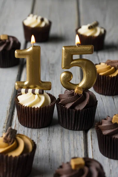 Zahl 15 Feier Geburtstag Cupcakes auf einem hölzernen Hintergrund — Stockfoto