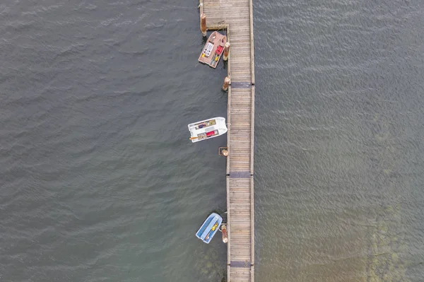 Luftaufnahme von kleinen Booten auf einem Pier — Stockfoto