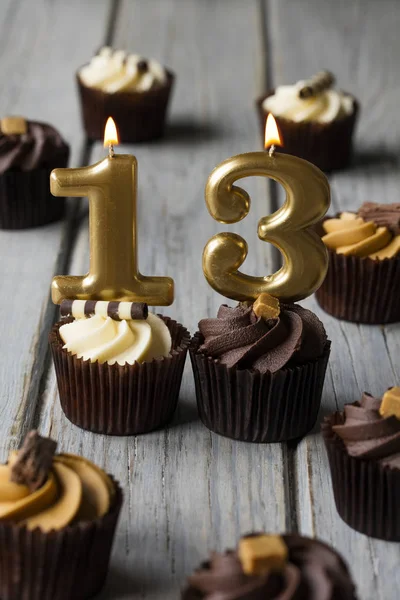 Zahl 13 Feier Geburtstag Cupcakes auf einem hölzernen Hintergrund — Stockfoto