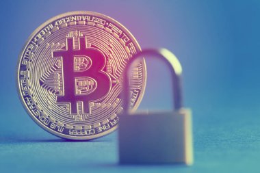 bir asma kilit ile bitcoin para sikke. Dijital para birimi güvenliği 