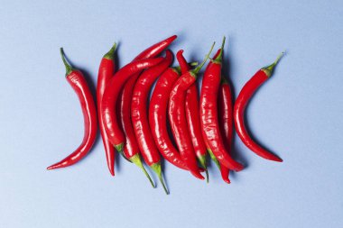 Kırmızı biber açık mavi arka plan üzerinde düzenlenmiş