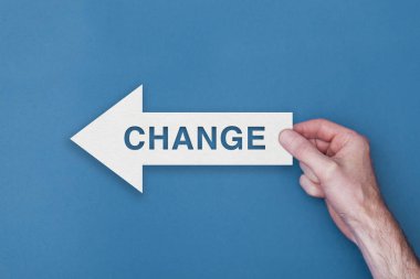 Mavi arka planda tutulan ok yönünü değiştirme