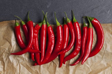 Parşömen ve kayrak arka plan üzerinde Kırmızı taze biber