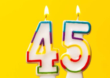 Numara 45 parlak sarı ba karşı doğum günü kutlama mum