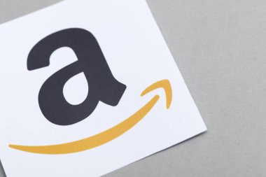 Amazon logosu kağıda basılmış. Amazon en büyük online ret olduğunu