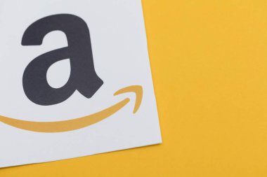 Amazon logosu kağıda basılmış. Amazon en büyük online ret olduğunu