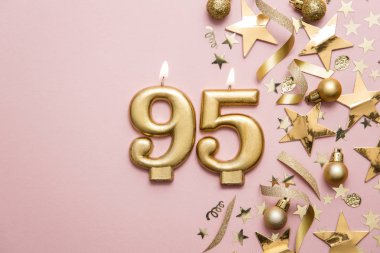 Yıldız ve ışıltılı arka plan üzerinde Numara 95 altın kutlama mum