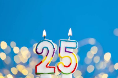 Numara 25 parlak ışıklar karşı doğum günü kutlama mum bir