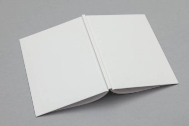 Hardback kitap mockup. Gri arka plan üzerine beyaz kitap