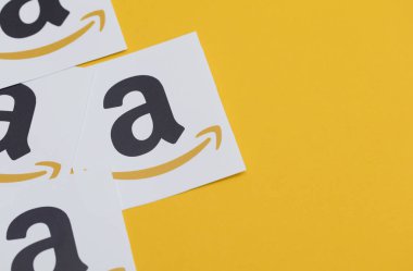 Amazon logosu kağıda basılmış. Amazon en büyük online ret olduğunu