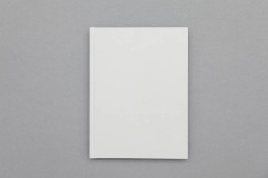Hardback kitap kapağı mockup. Gri arka plan üzerine beyaz kitap