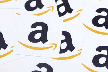 Amazon logosu kağıda basılmış. Amazon en büyük online ret olduğunu