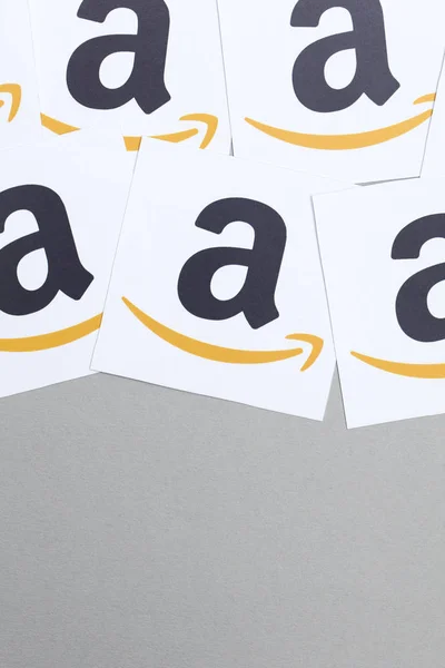 Logo Amazon wydrukowane na papierze. Amazon jest największym online RET — Zdjęcie stockowe