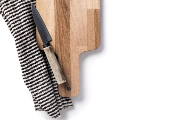 Tabla de cortar madera y cuchillo con un paño rayado —  Fotos de Stock