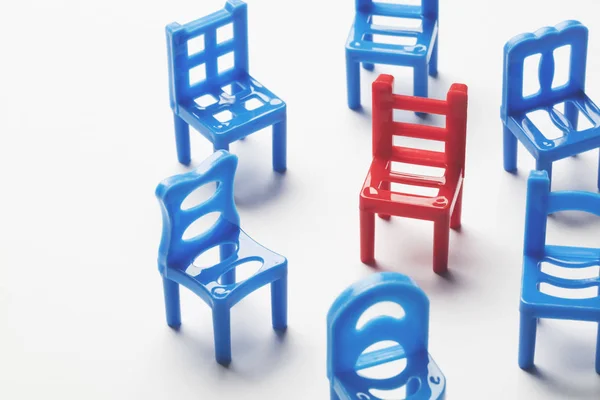 Circle of chairs with one odd one out in the centre — Stock Photo, Image