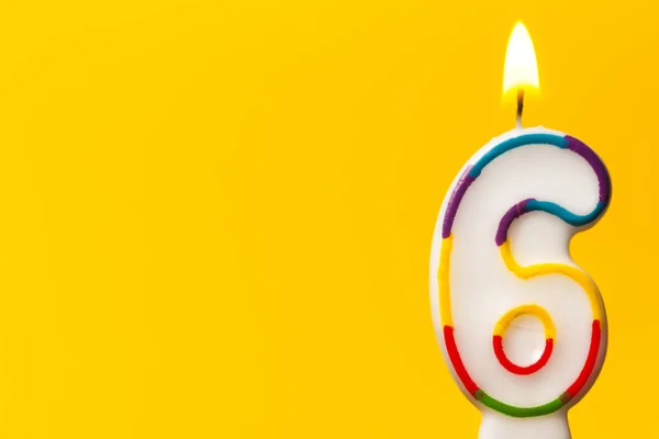 Vela de celebración de cumpleaños número 6 contra un bac amarillo brillante —  Fotos de Stock