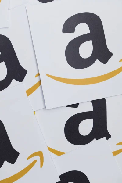 Logo Amazon wydrukowane na papierze. Amazon jest największym online RET — Zdjęcie stockowe