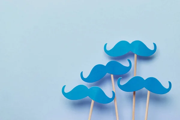 Bigode azul num fundo azul. Consciência do cancro da próstata — Fotografia de Stock