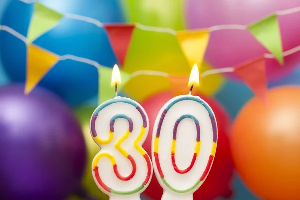 Feliz aniversário número 30 vela celebração com balão colorido — Fotografia de Stock
