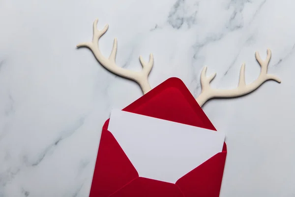 Composición de la tarjeta de Navidad con cuernos de reno —  Fotos de Stock