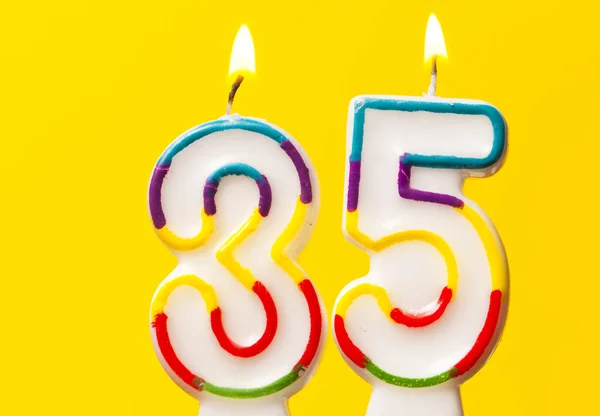 Numara 35 parlak sarı ba karşı doğum günü kutlama mum — Stok fotoğraf
