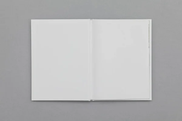 Una maqueta de libro duro. Libro blanco sobre fondo gris — Foto de Stock