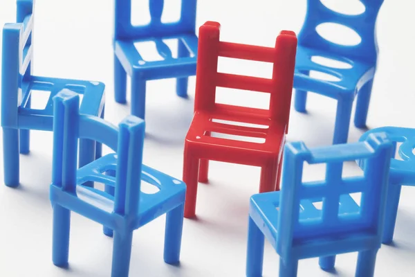 Circle of chairs with one odd one out in the centre — Stock Photo, Image