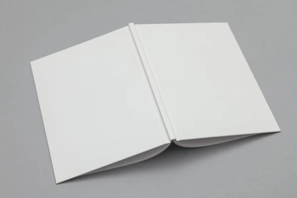 ハードバックブックのモックアップ。灰色の背景に白い本 — ストック写真