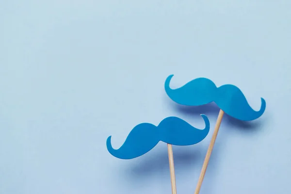 Bigode azul num fundo azul. Consciência do cancro da próstata — Fotografia de Stock