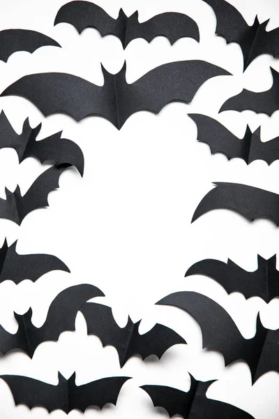 Decoraciones de murciélagos de papel de Halloween sobre un fondo blanco . — Foto de Stock