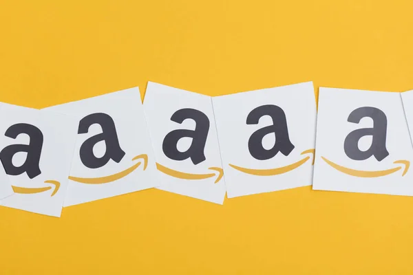 Logo Amazon vytištěné na papír. Amazon je největší online ret — Stock fotografie