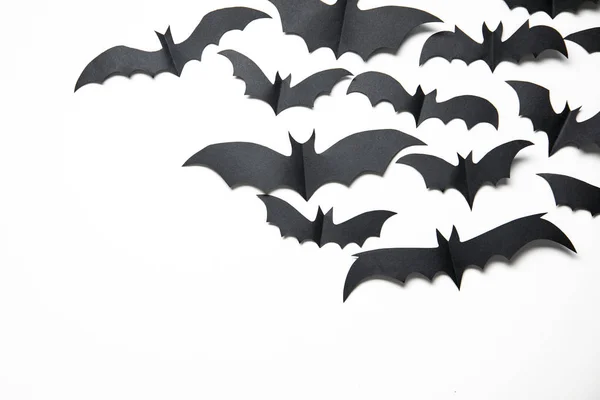 Halloween-Dekorationen aus Papier Fledermaus auf weißem Hintergrund. — Stockfoto