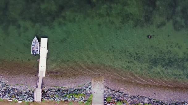 Erhöhter Blick Auf Felsigen Strand Mit Boot Auf Welligem Meer — Stockvideo