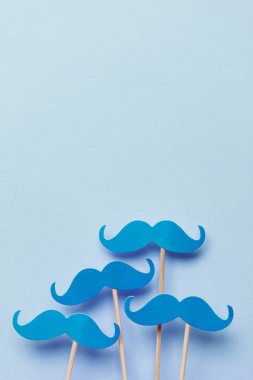 Mavi arka plan üzerinde mavi bıyık. Prostat kanseri farkındalık m