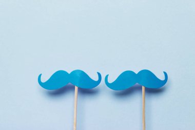 Mavi arka plan üzerinde mavi bıyık. Prostat kanseri farkındalık m