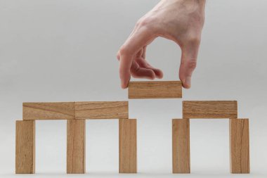 Erkek el istifleme ahşap bloklar. İş geliştirme ve büyüme